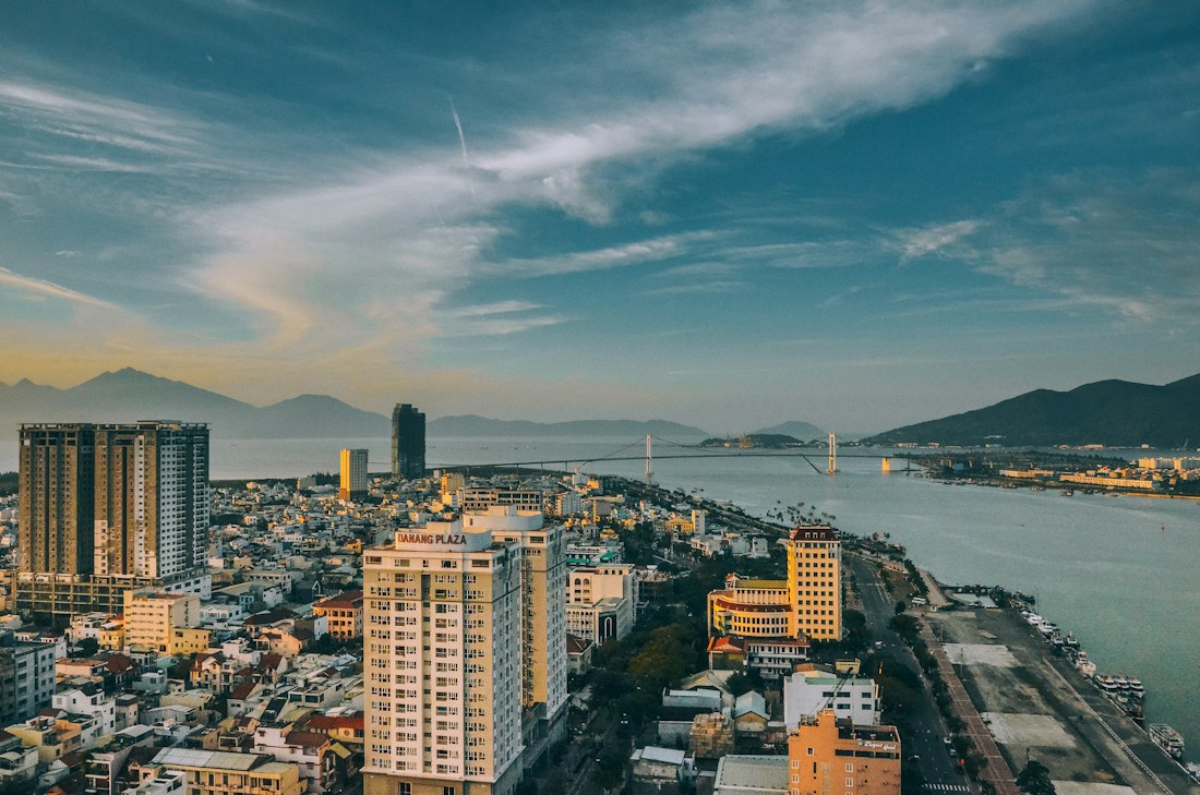 岘港市区高楼与河岸