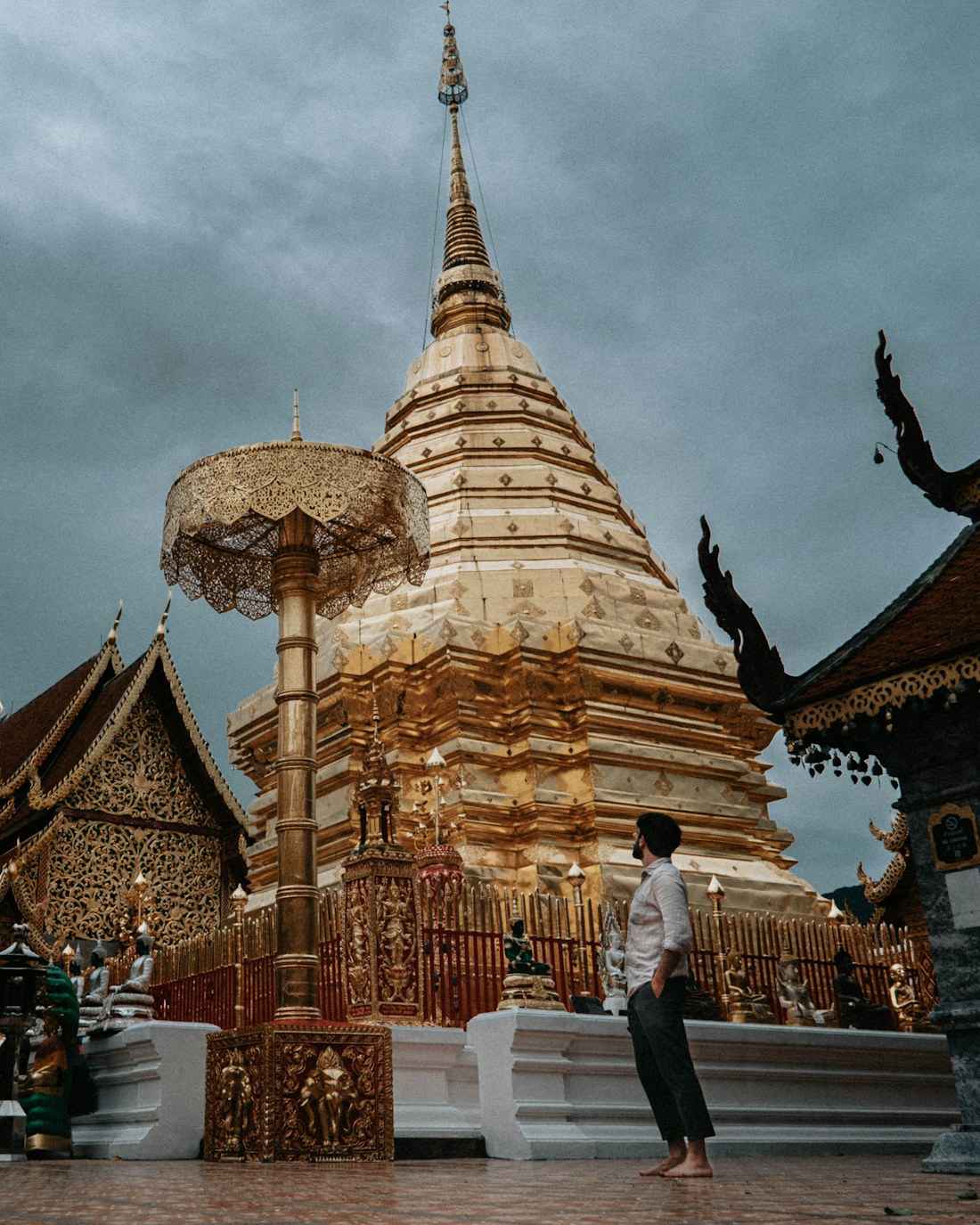 清迈金色寺庙与蓝天