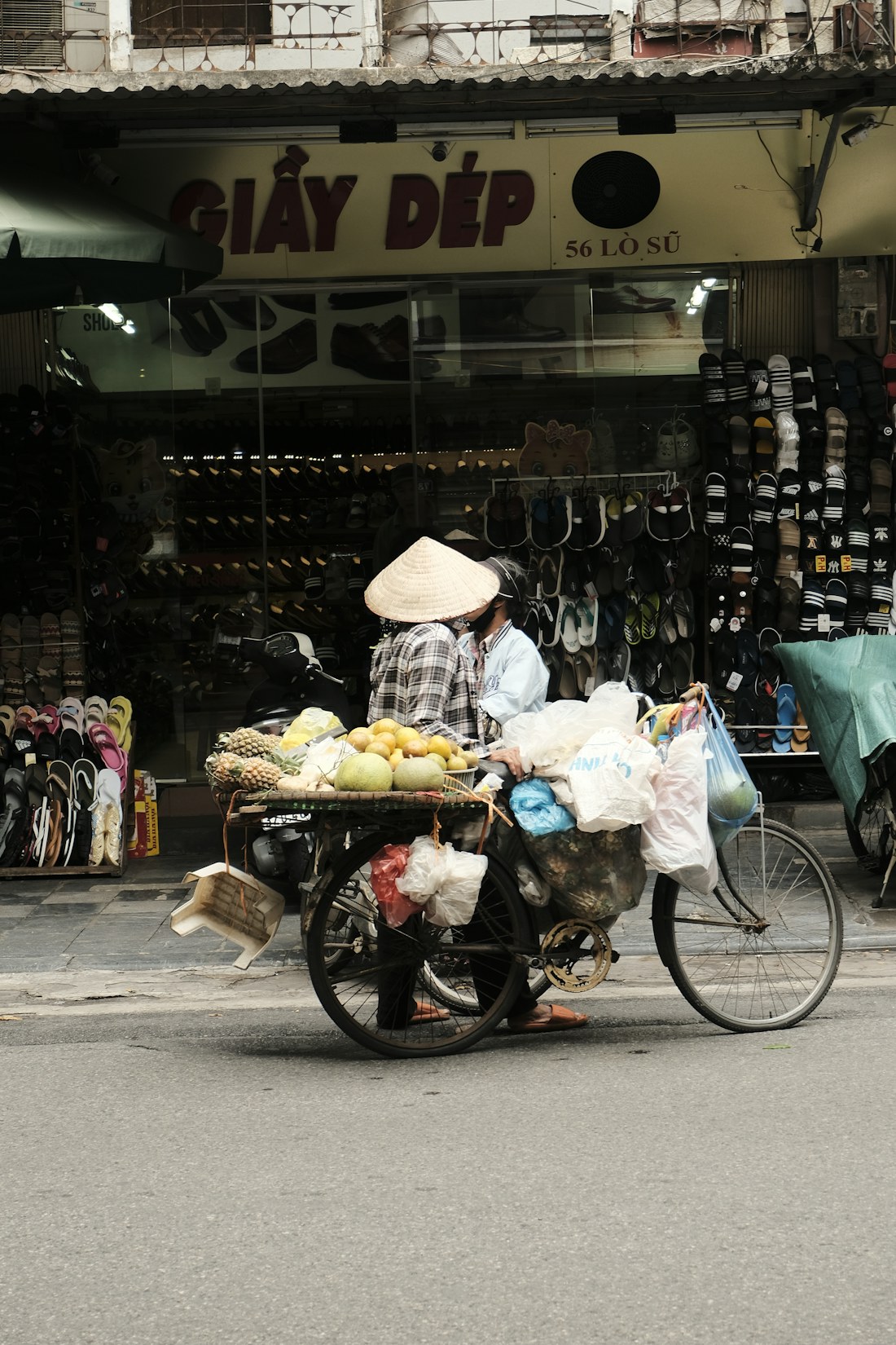 河内老街上的自行车与店铺